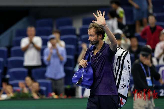 德国网球队完胜日本网球队，梅德韦杰夫制霸全场的简单介绍