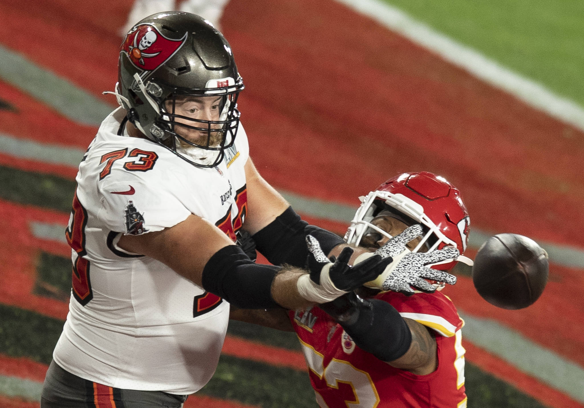 橄榄球决赛震撼开打，巅峰对决引爆全场的简单介绍