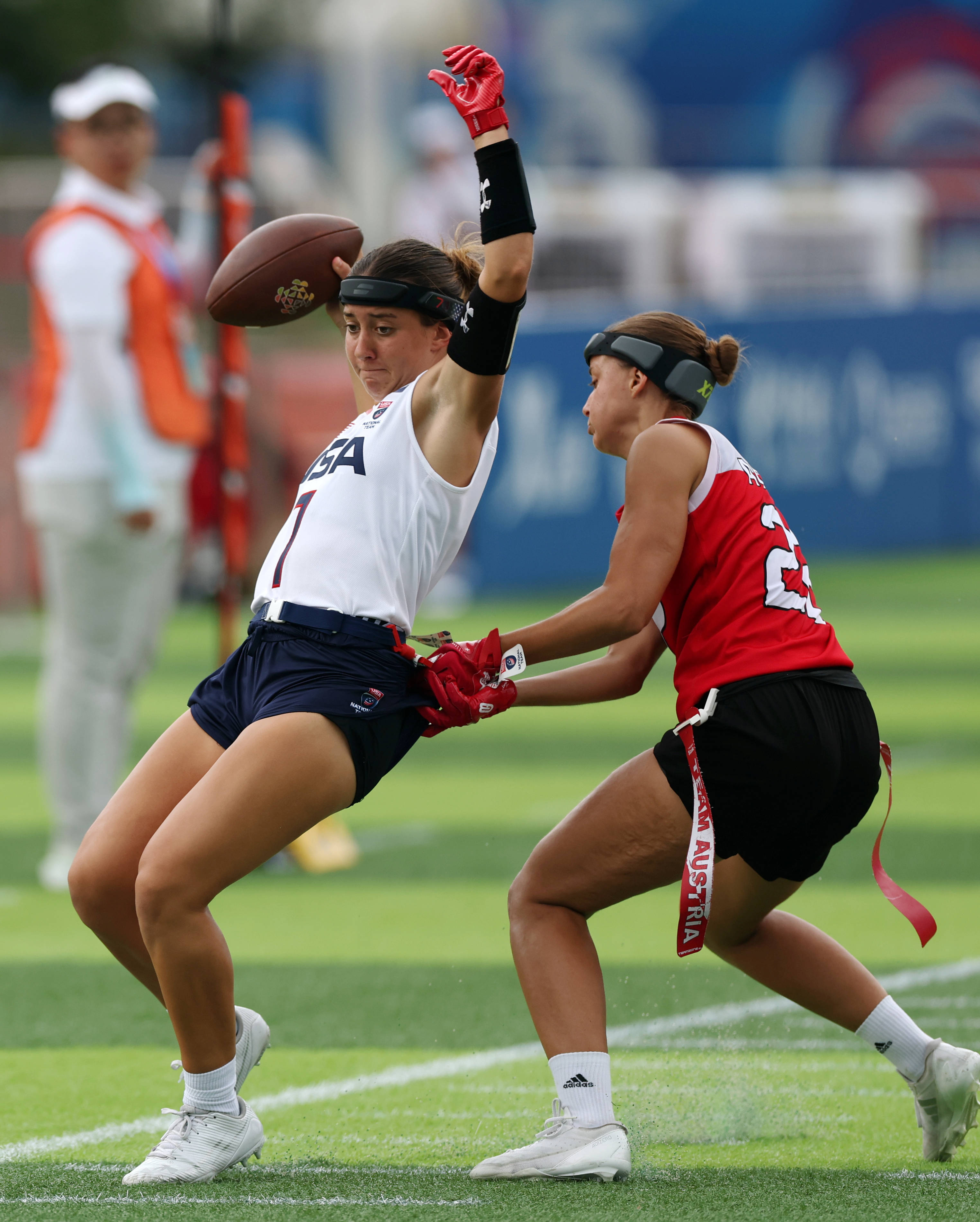 橄榄球决赛震撼开打，巅峰对决引爆全场的简单介绍